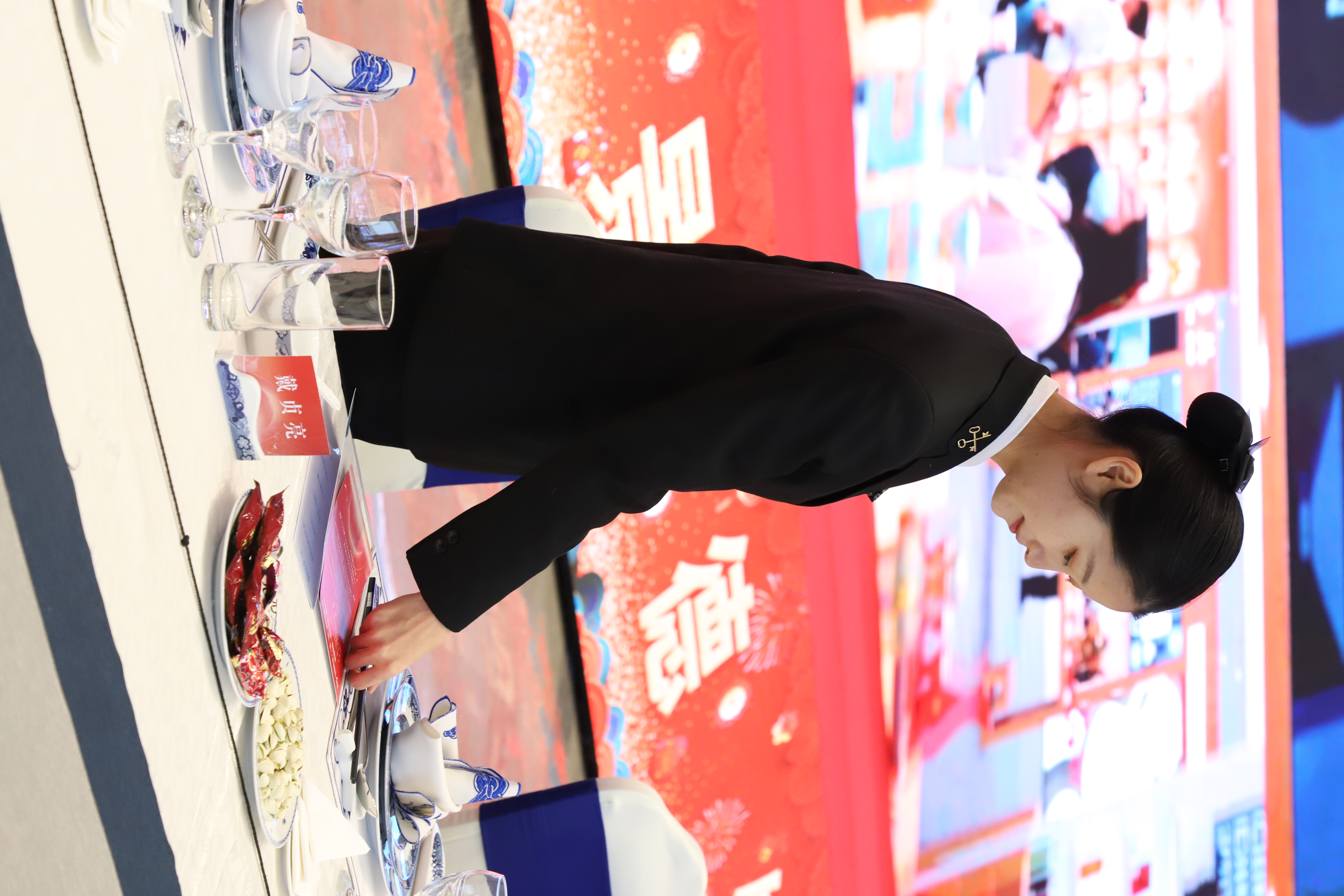 認(rèn)真進(jìn)行餐前準(zhǔn)備.jpg